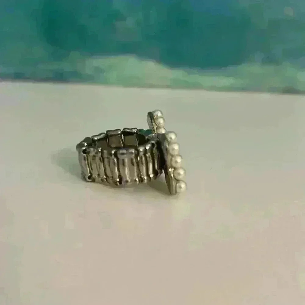 🐳 Crystal and Pearl White Bow Tie Stretch Ring - Picture 8 of 9